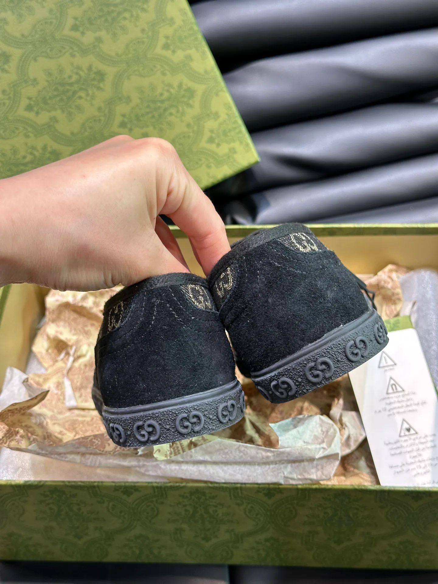 Men's shoes 💰p380 "GUCC*" Couple style 👫 lace-up canvas sneakers, crafted from light blue GG denim fabric, showing uniqueness. Classic details such as the GG printed embossed outsole, interlocking G and "Gucci" embroidery add to the glamorous style. Privately-made T men's shoes 💰pU original outsole, with exquisite details, impeccable fit, and a flat toe that has a retro feel! Customized canvas, classic double G logo, and the spring and summer color combinations are also very interesting! Size: Female 35-39. Male 38-44